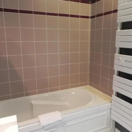 - Restaurant Au Tonnelier Hotel